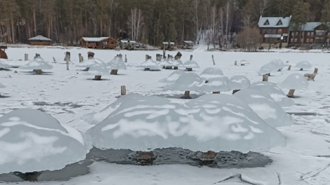 В Челябинской области на озере выросли ледяные грибы