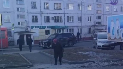 80-летняя пенсионерка вышла на уборку Владивостока ото льда