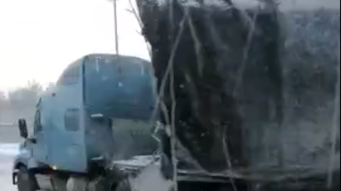 Во Владимирской области машина с грузом протаранила 2 фуры