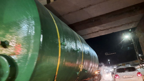 В Тульской области грузовик застрял под мостом