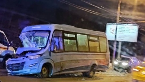 Внедорожник протаранил маршрутку на северо-западе Москвы