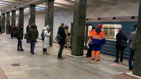 На красной ветке метро встали поезда из-за упавшего на пути человека