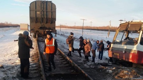 Грузовой поезд врезался в автобус на алтайском переезде