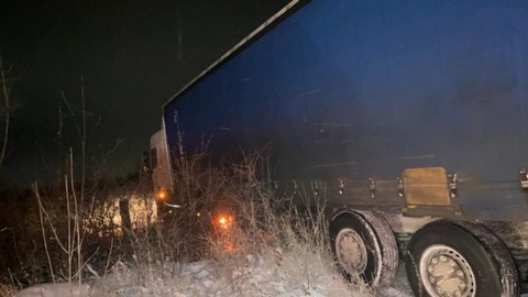 На воронежской трассе фура съехала в кювет, водитель погиб