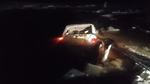 Микроавтобус с пассажирами провалился под лед в Архангельской области