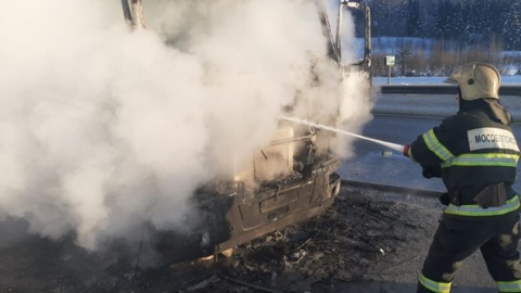 На трассе М-8 во Владимирской области загорелся мусоровоз