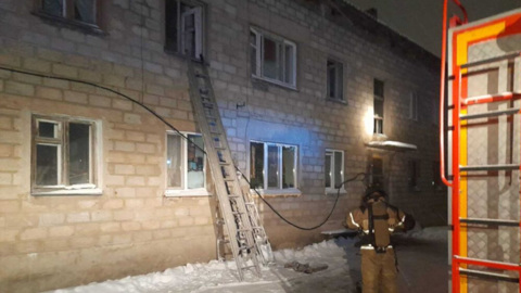 Пожар в сахалинской двухэтажке обернулся гибелью женщины