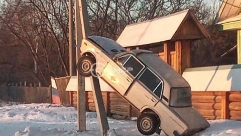 Автомобиль пытался "забраться" на столб в амурском селе
