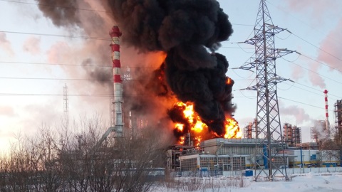 Очевидцы сообщают о крупном пожаре на НПЗ в Тюмени