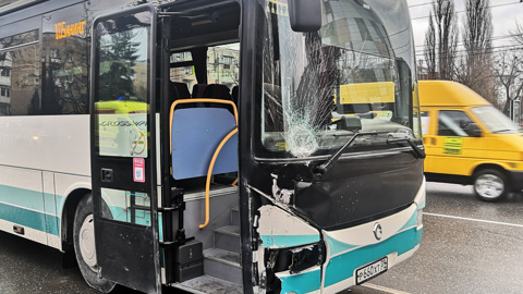 В Калининграде автобус насмерть сбил пешехода, стоящего на краю дороги