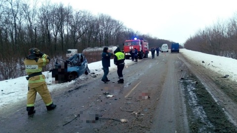 Четверо погибших: молоковоз смял легковушку в Ростовской области