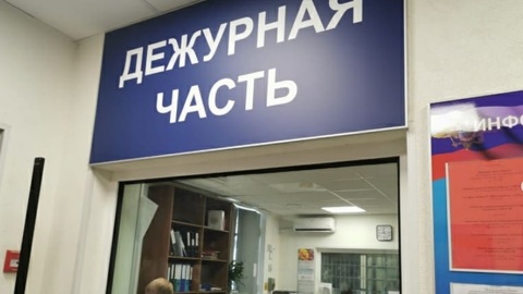 Злоумышленники с битами напали на автобус в Петербурге