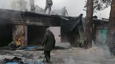 В читинском поселке тушили гаражи рядом со складом ГСМ