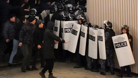 Президент Казахстана принял отставку правительства, протесты временно стихли