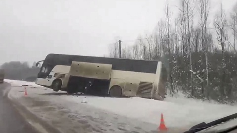 Экскурсионный автобус с пассажирами съехал в кювет под Псковом
