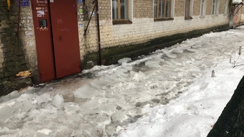 Воронежцы жалуются на упавшие с крыши ледяные глыбы