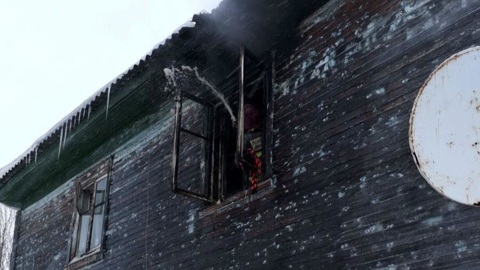Двое маленьких детей скончались в больнице после пожара в Архангельске