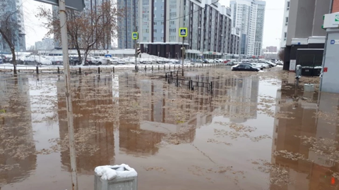 Целую улицу затопило в Екатеринбурге