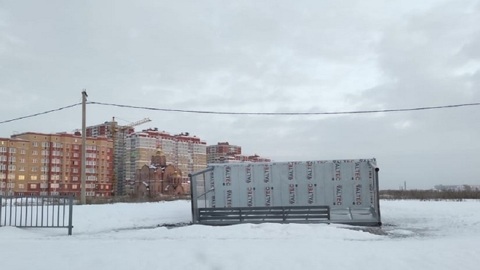 В Липецке ветер снес автобусную остановку