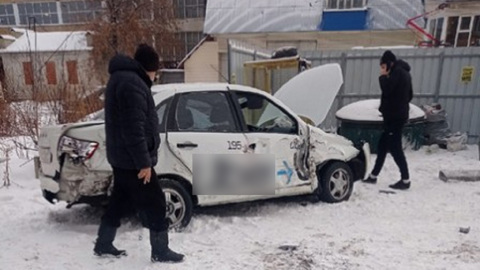 В Челябинской области таксист протаранил автобус