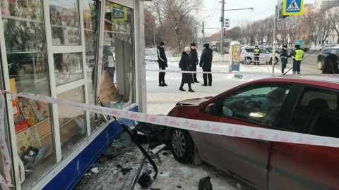 В Челябинске машина влетела в остановку: один человек погиб, трое пострадали