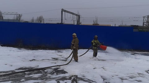 На нефтебазе в Шахтах у бензовоза оторвало кран, произошел розлив топлива