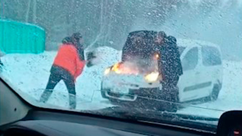 В Орле снегом потушили горящий автомобиль