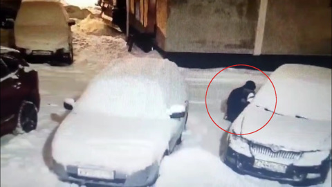 ЧП. Камера сняла мужчину, проколовшего колеса на десятках машин