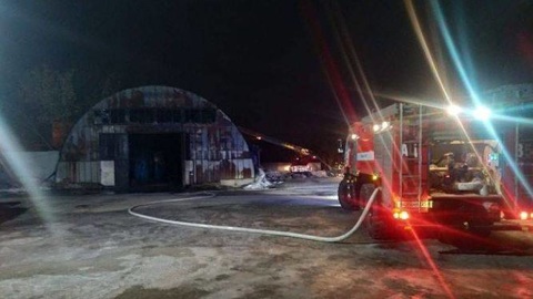 В Уссурийске произошло возгорание ангара с бензовозами