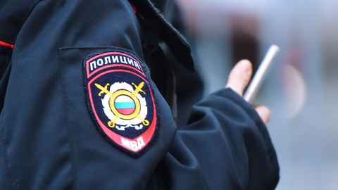 За откровенный снимок на фоне храма модели грозит статья