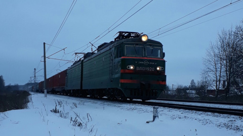 Водитель легковушки чудом выжил после аварии с поездом в Подмосковье