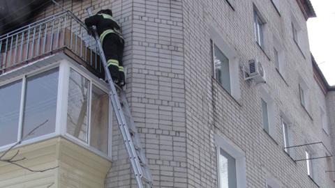 В Свободном ребенок пытался выбраться из дома по простыням