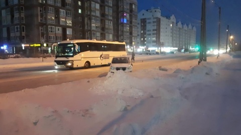 В Новом Уренгое автобус столкнулся с иномаркой