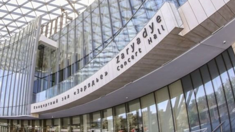 В зале "Зарядье" стеклянная дверь упала на посетителей