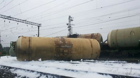 На Ямале цистерна с газовым конденсатом сошла с рельсов