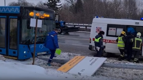 Младенец получил травмы в аварии с автобусом на юго-западе Москвы