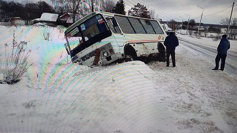 Под Мценском рейсовый автобус слетел с дороги