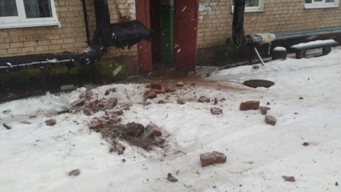 В Смоленской области кирпичи сыпятся с крыши жилого дома