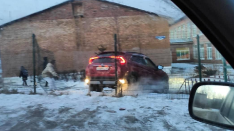 Водитель снесла ограждение возле школы в Приморье