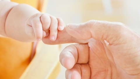 Перепутали в роддоме: женщины получат 8 млн за подмену младенцев