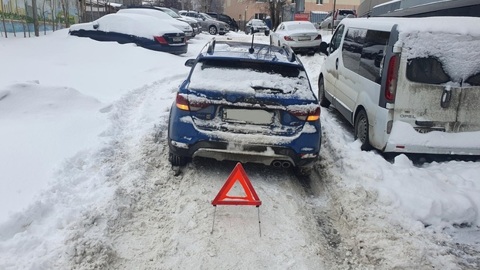 Житель Самары поскользнулся на дороге и попал под машину