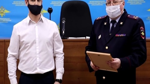 Врача, задержавшего на почте дебошира с автоматом, наградили