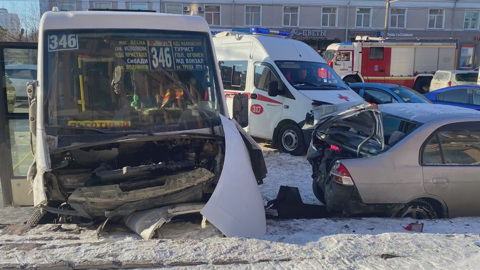 В Омске маршрутка с пассажирами врезалась в здание