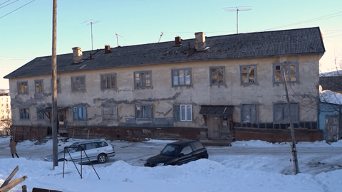 В Магадане затопило подъезд одного из аварийных домов
