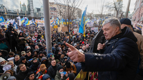 Раньше Порошенко приносили свиней, а теперь дают огня