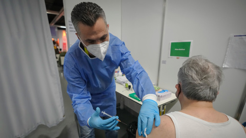 Австрия вводит обязательную вакцинацию, а Франция отменяет маски