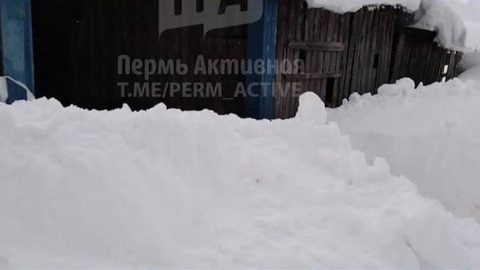 Расчищающий дорогу от снега трактор замуровал ветерана труда в доме