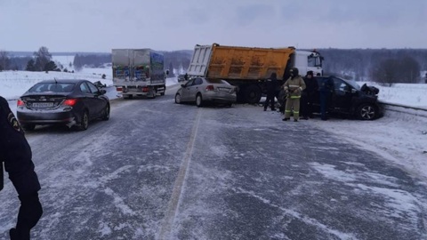 Женщина погибла в ДТП с самосвалом в Чувашии
