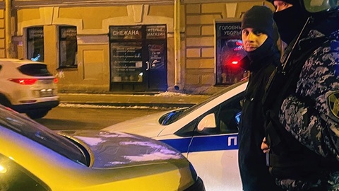 В Петербурге мужчина пришел в магазин с макетом автомата