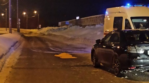 В Архангельске автомобилист сбил мать с двумя детьми: один ребенок погиб